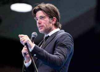 John Mulaney Hilariously Roasts SF Techies at Dreamforce news-24092024-085454