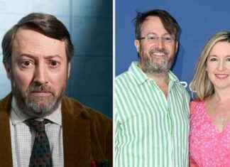 Ludwig Star David Mitchell: A Glimpse Into His Private Life with Famous Wife and Daughters news-28092024-000547