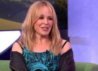 Kylie Minogue Reveals Emotional Reason for Duet with Tears in Eyes news-28092024-001051
