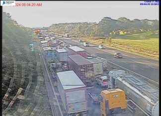 Multiple Vehicle Crash on M6: Two Drivers Hospitalized as Cars Overturn news-15102024-203241