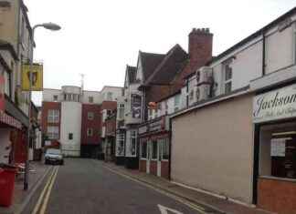 Man Stabbed in Back with Glass Bottle at Pub: What Happened? news-22102024-164608