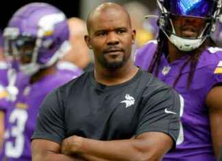 Brian Flores Settling in as Vikings Defensive Coordinator news-25102024-020628
