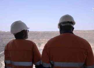 Economic Challenges in Botswana Due to Declining Diamond Industry news-02112024-182044