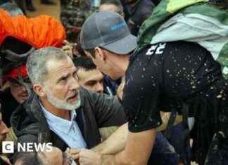 Royal couple in Spain hit by mud during Valencia flood news-04112024-022230