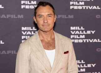 Jude Law Explains Why He Avoids Watching ‘The Holiday’ with His Children at Christmas jude-law-explains-why-he-avoids-watching-the-holiday-with-his-children-at-christmas