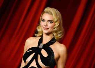 Kendall Jenner Stuns in Topless Photos, Showing Off Tiny Waist kendall-jenner-stuns-in-topless-photos-showing-off-tiny-waist