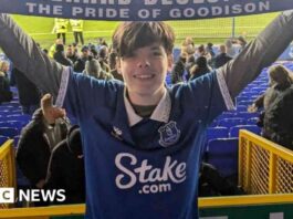 last-merseyside-derby-at-goodison-aussie-everton-fan-flies-n