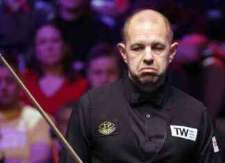 Barry Hawkins Triumphs in UK Championship Marathon to Reach Final news-01122024-073520
