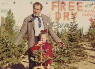 Pranking Wife with Hated Christmas Gift: 50s Horror Icon’s Tradition pranking-wife-with-hated-christmas-gift-50s-horror-cons-tradition