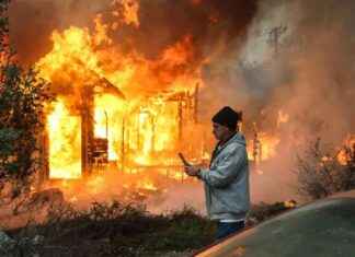 California Wildfires: Quick Decisions on Saving Possessions Amid Evacuations california-wildfires-quick-decisions-on-saving-possessions-amid-evacuations