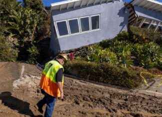 Devastating Landslide Splits Home Surviving Palisades Fire devastating-landslide-splits-home-surviving-palisades-fire