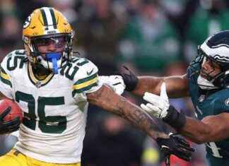 Keisean Nixon challenges fumble call in Packers vs Eagles game keisean-nixon-challenges-fumble-call-in-packers-vs-eagles-game