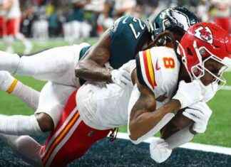 DeAndre Hopkins Criticizes Referees After Super Bowl LIX Defeat deandre-hopkins-criticizes-referees-after-super-bowl-lx-defeat