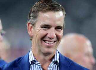 Eli Manning Sings ‘God Bless America’ at Restaurant During Super Bowl eli-manning-sings-god-bless-america-at-restaurant-during-super-bowl