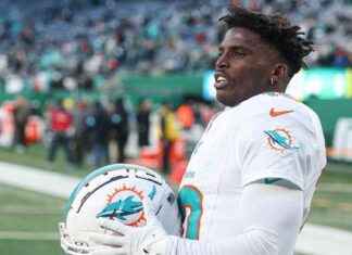 Tyreek Hill Affirms Love for Miami Despite Regular Season Frustration tyreek-hill-affirms-love-for-miami-despite-regular-season-frustration