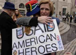 U.S.A.I.D. Workers Return to Clean Out Desks usad-workers-return-to-clean-out-desks