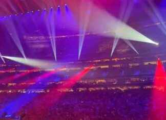 Concert interrupted by fire, fans sing ‘Don’t Stop Believin” concert-interrupted-by-fire-fans-sing-dont-stop-believin