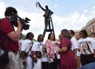Honoring Dawn Staley: A Bronze Statue Celebrating Basketball Legacy honoring-dawn-staley-a-bronze-statue-celebrating-basketball-legacy